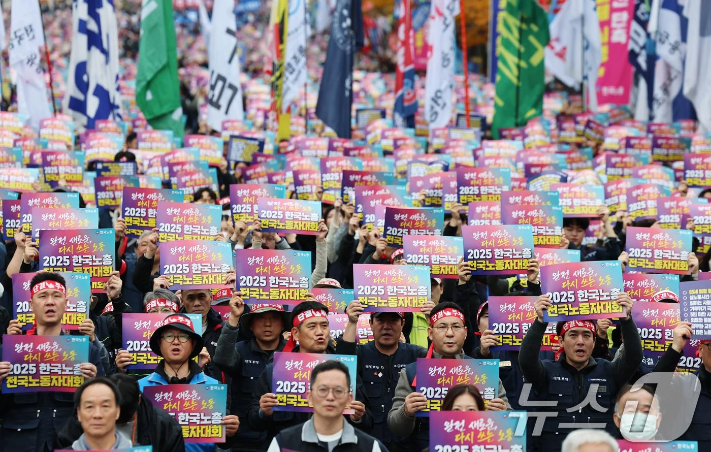 한국노총 조합원들이 8일 오후 서울 영등포구 여의대로에서 열린 2025 전국노동자대회에서 정년 만 65세 연장 법제화와 주 4.5일제 시행 등을 촉구하는 구호를 외치고있다. 2025.11.8/뉴스1 ⓒ News1 오대일 기자