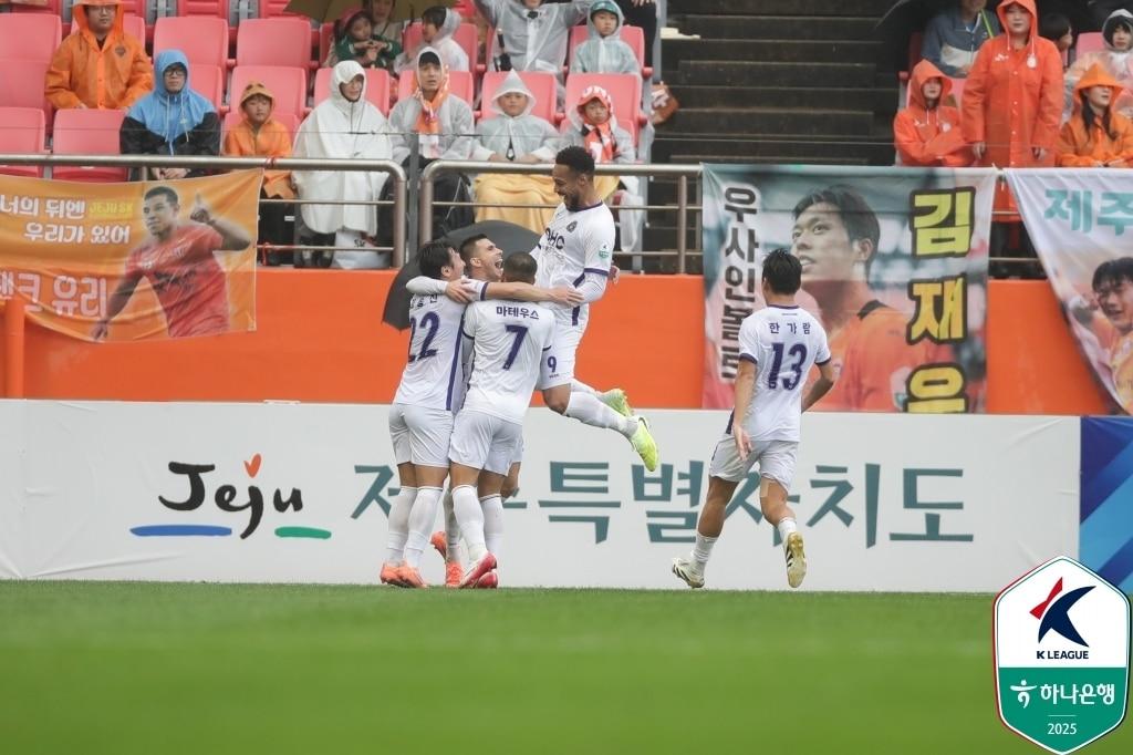 본문 이미지 - FC안양이 제주 SK 원정 경기에서 승리하며 잔류를 확정했다. &#40;한국프로축구연맹 제공&#41;