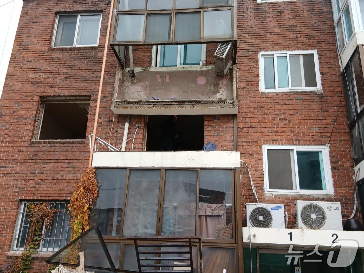 본문 이미지 - 8일 전북소방본부와 덕진경찰서 등에 따르면 이날 낮 12시49분께 전주시 덕진구의 한 빌라에서 50대 A 씨가 낙하물에 머리를 맞는 사고가 났다.&#40;전북소방 제공. 재판매 및 DB금지&#41;2025.11.8/뉴스1