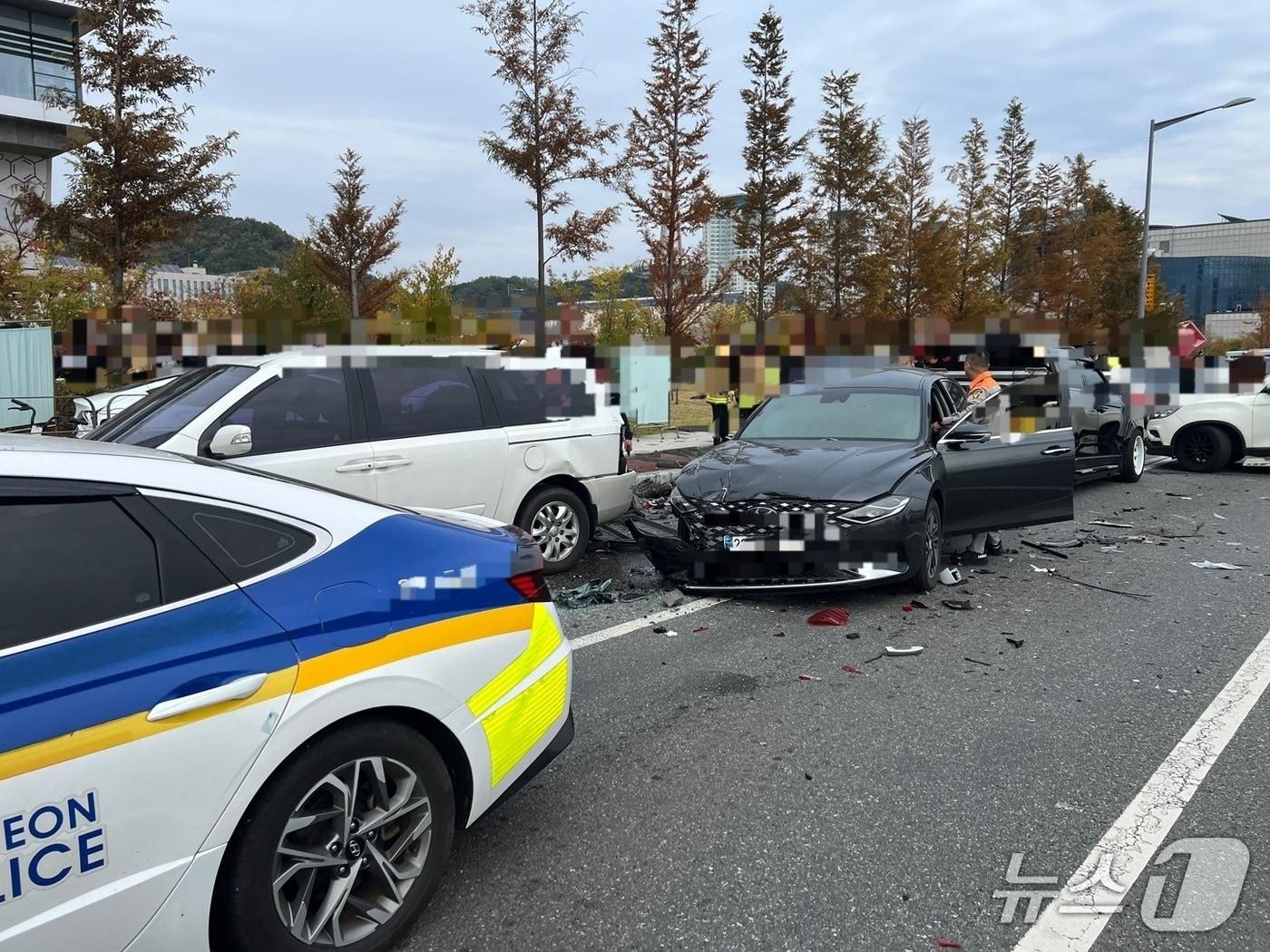 본문 이미지 - 대전 신세계백화점 앞 도로 사고 현장 모습.&#40;대전소방본부 제공. 재판매 및 DB금지&#41;/뉴스1