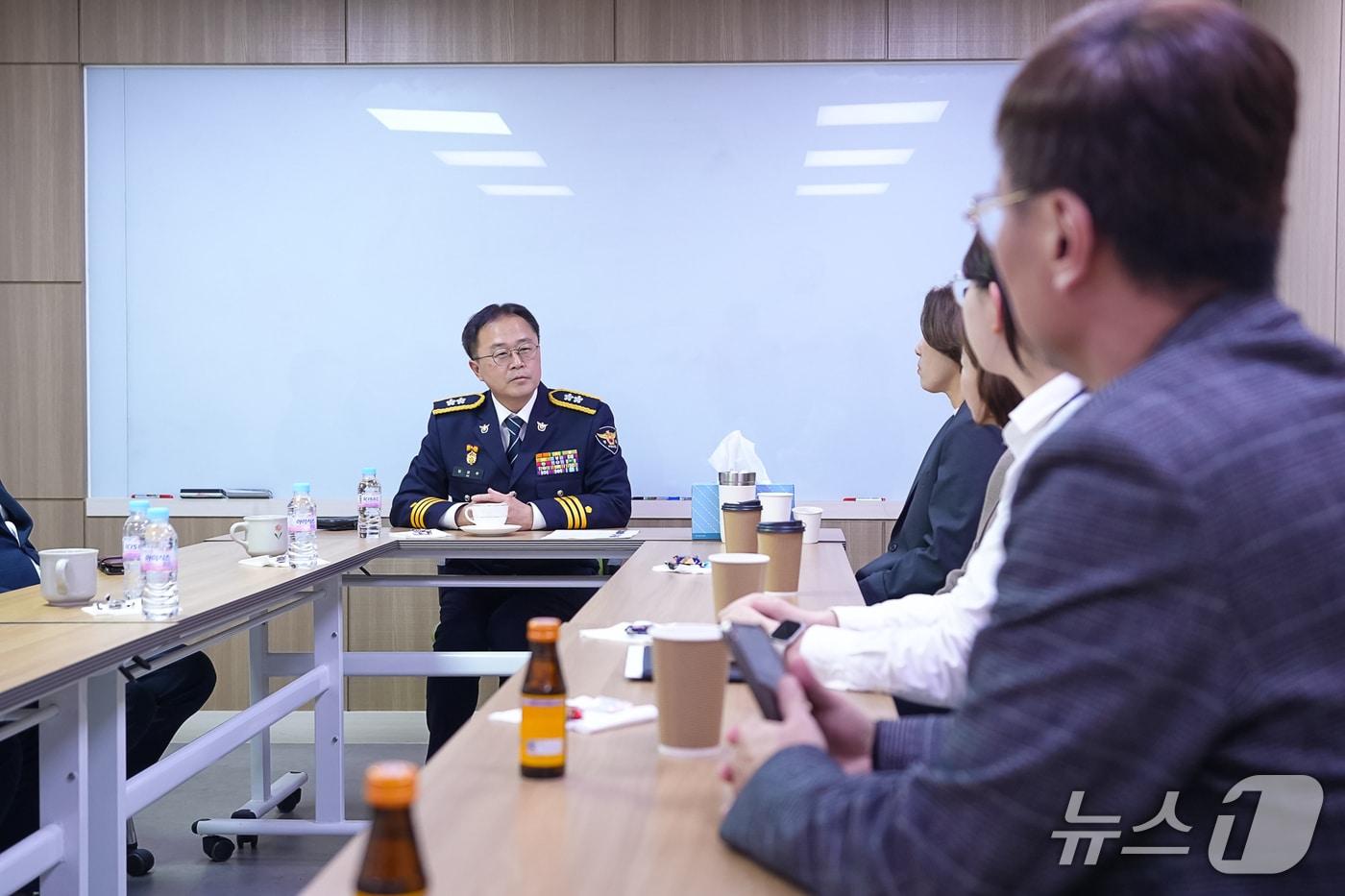 임정주 충남경찰청장이 지난 7일 충남해바라기센터를 방문해 현장 근무자들을 격려하고 있는 모습. &#40;충남경찰청 제공, 재판매 및 DB금지&#41; / 뉴스1