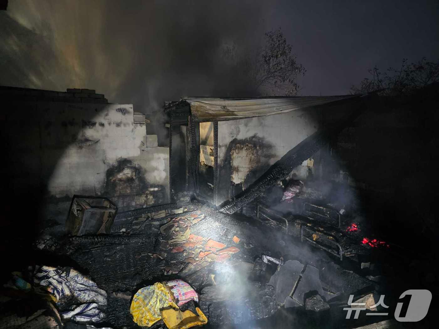 본문 이미지 - 강원 횡성 우천면 하대리 주택 화재 현장.&#40;강원도소방본부 제공, 재판매 및 DB금지&#41;