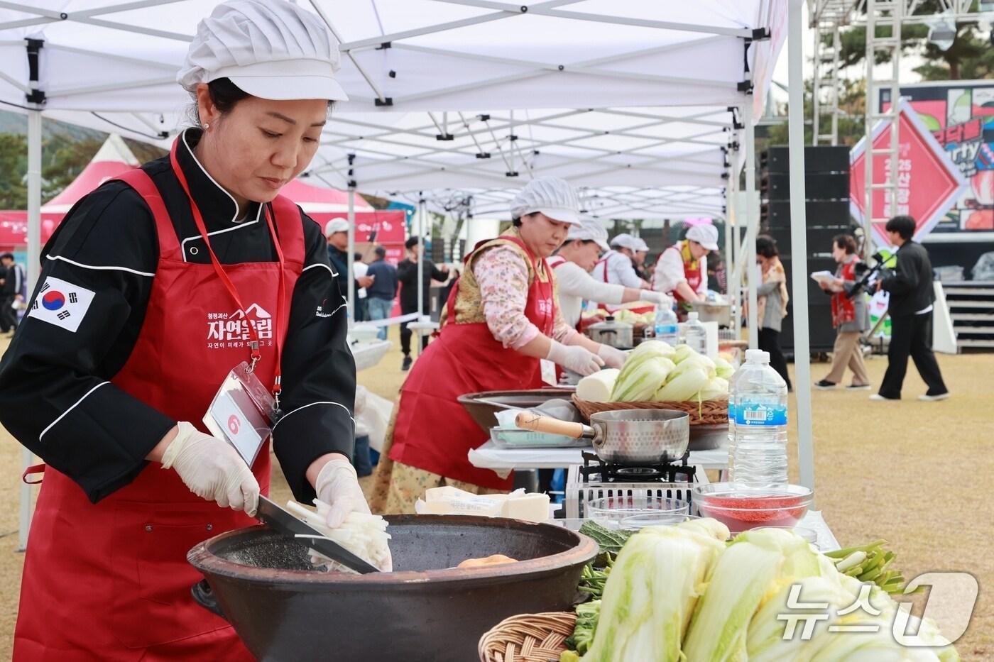 충북 괴산 유기농엑스포 광장에서 열리고 있는 &#39;2025 괴산김장축제&#39;의 대표 프로그램인 &#39;대한민국 김장경연대회&#39; 본선이 8일 열렸다.&#40;괴산군 제공, 재판매 및 DB금지&#41;/뉴스1