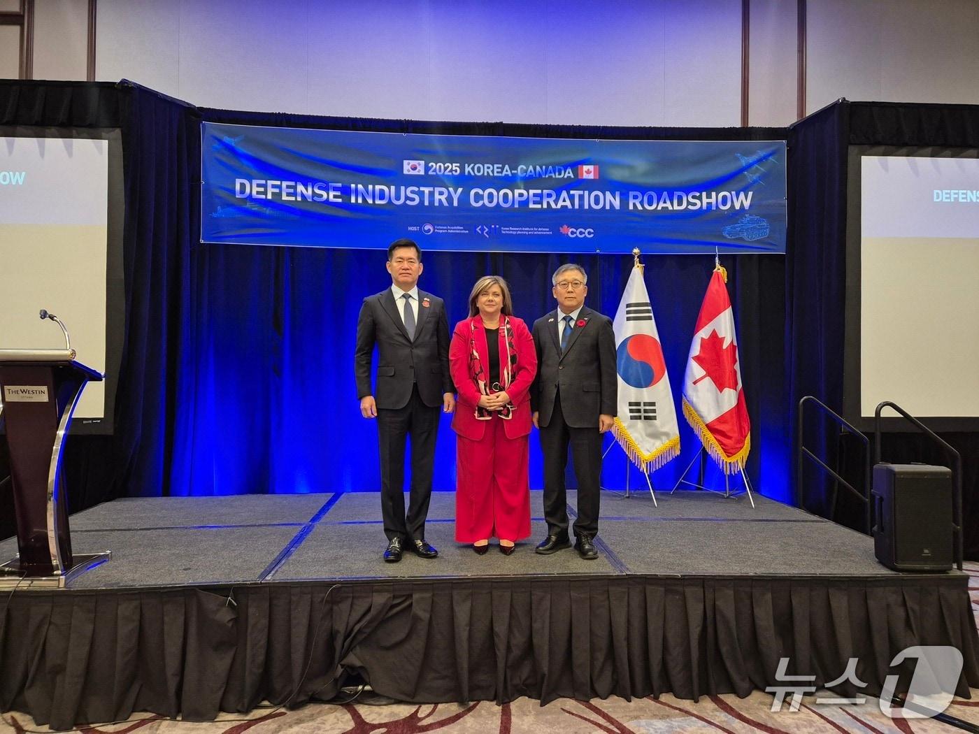 본문 이미지 - 7일 캐나다 오타와에서 열린 &#39;한-캐 방산기업 로드쇼&#39;에서 &#40;왼쪽부터&#41; 석종건 방위사업청장, 킴 더글라스&#40;Kim Douglas&#41; 캐나다 상업공사 부대표, 손재홍 국방기술진흥연구소장이 기념촬영 중인 모습. 2025.11.08. &#40;방사청 제공&#41;