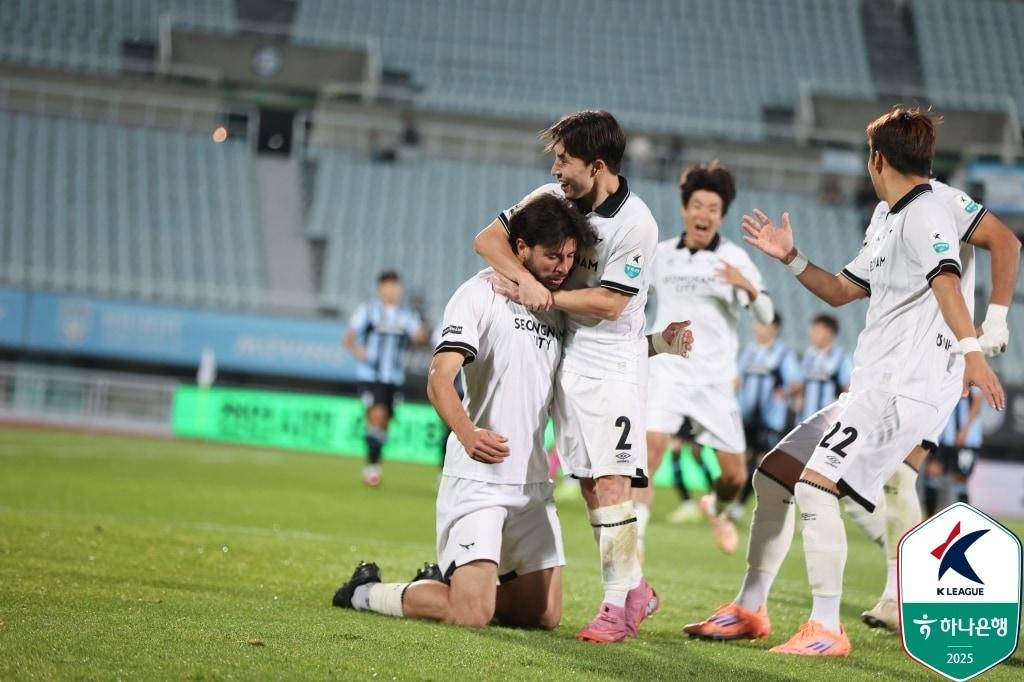 본문 이미지 - 4연승을 기록하며 K리그2 5위에 오른 성남FC. &#40;한국프로축구연맹 제공&#41;