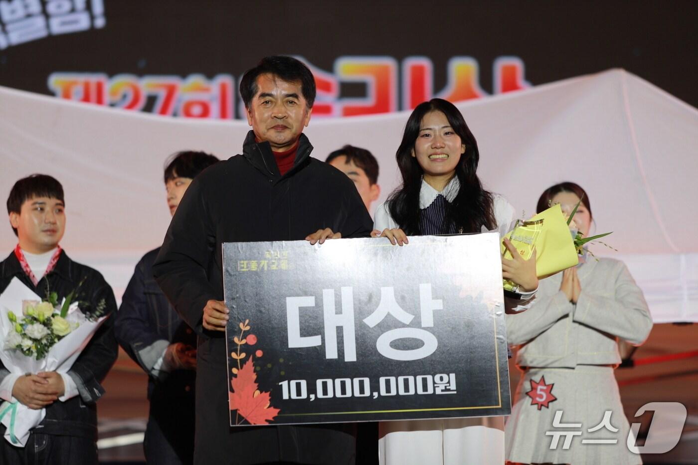 최재형 보은군수&#40;왼쪽&#41;가 27회 속리산 단풍가요제 대상 수상자 구민서씨에게 상금을  수여하고 있다. &#40;보은군 제공. 재판매 및 DB금지&#41; /뉴스1  