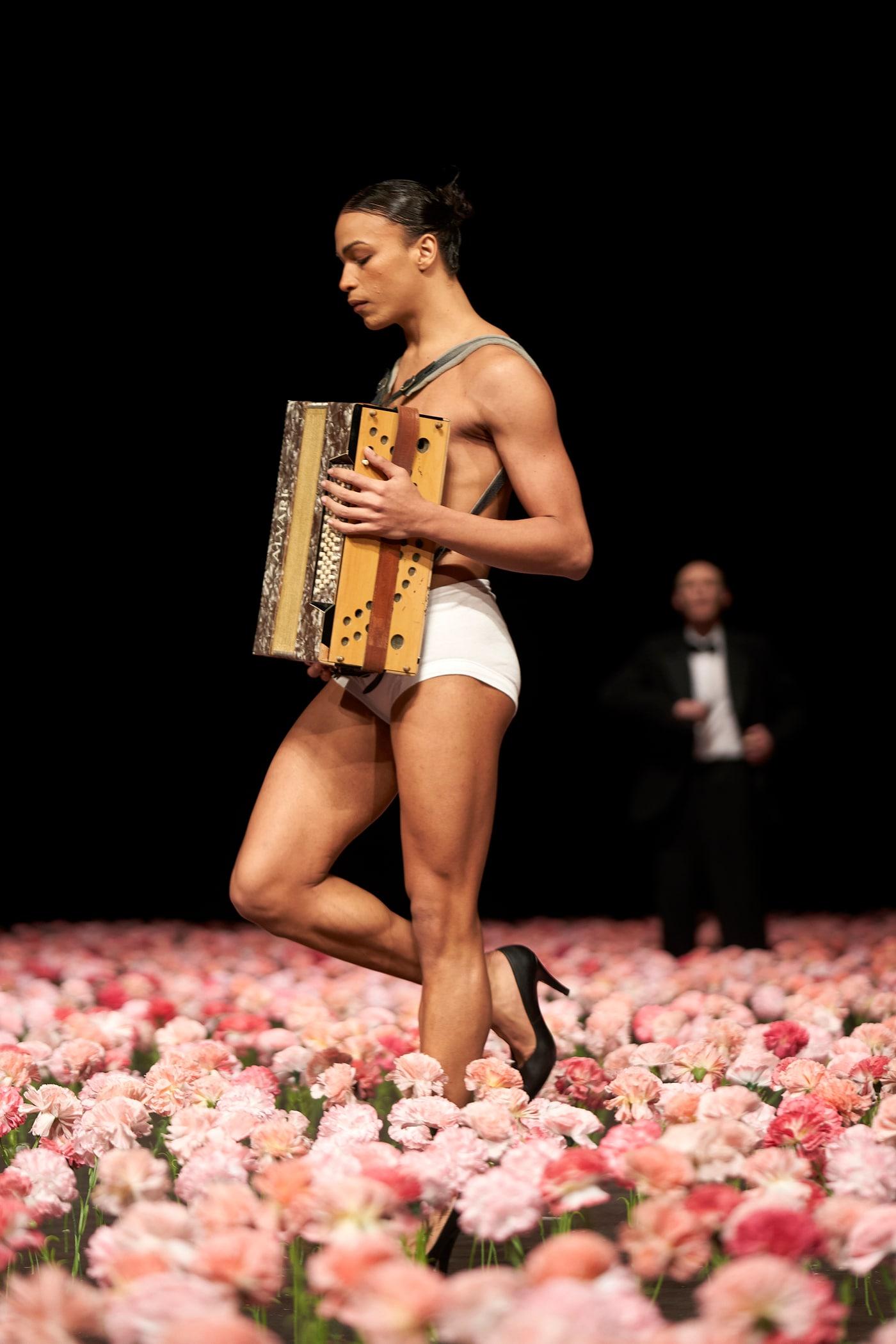 본문 이미지 - 피나 바우쉬의 &#39;카네이션&#39; 공연 장면ⓒUwe Stratmann&#40;LG아트센터 제공&#41;