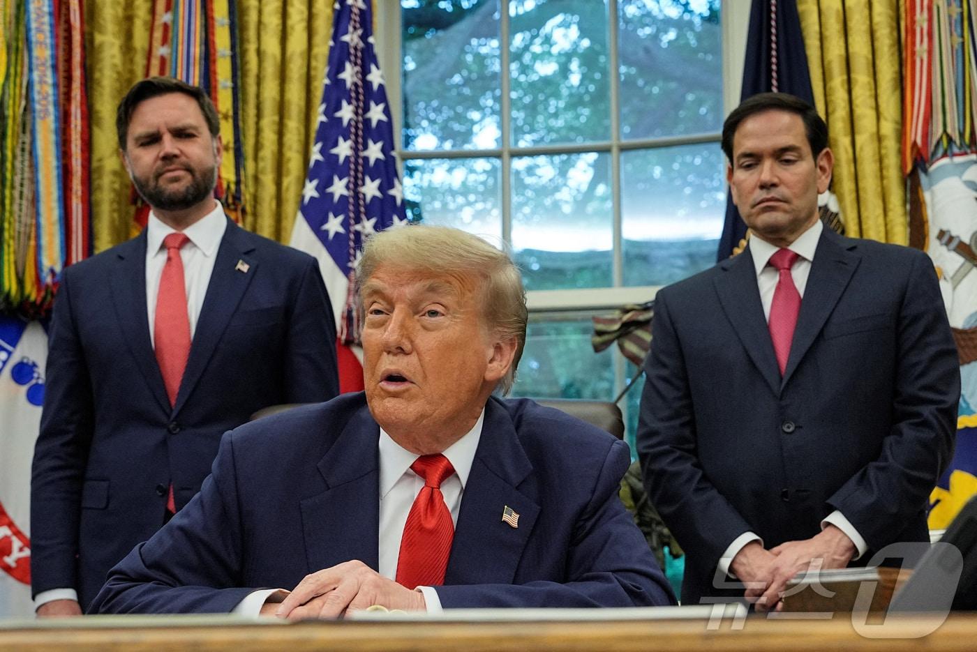 트럼프 미국 대통령 양옆의 밴스 부통령&#40;왼쪽&#41;과 루비오 국무장관. 2025.06.27 ⓒ 로이터=뉴스1 ⓒ News1 이지예 객원기자