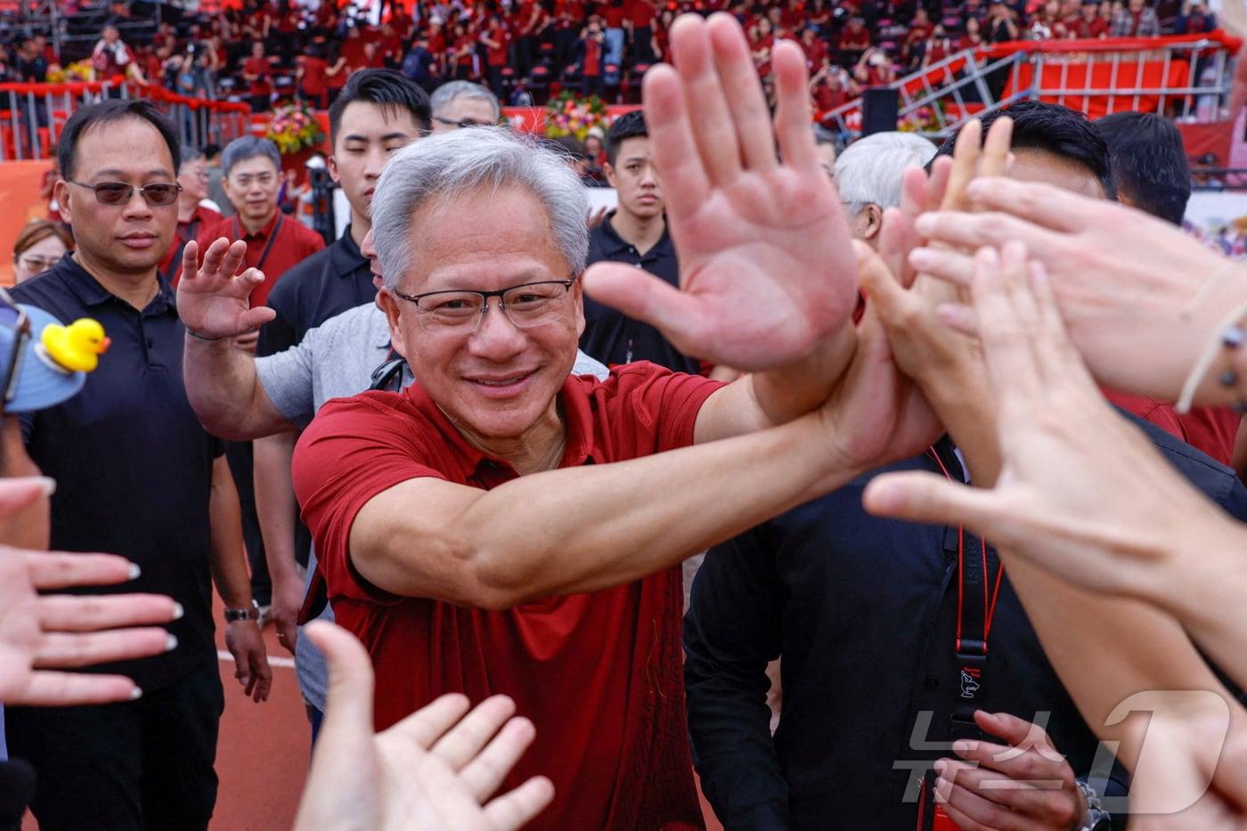 젠슨 황 엔비디아 CEO가 8일 대한 신주에서 열린 TSMC 체육대회에 참석, 직원들과 하이파이브를 하고 있다. ⓒ 로이터=뉴스1 