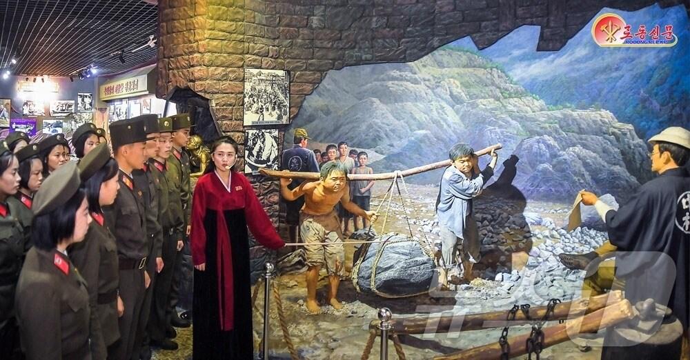 본문 이미지 - &#40;평양 노동신문=뉴스1&#41; = 북한 노동당 기관지 노동신문은 9일 &#34;천년숙적 일제의 죄악을 반드시 결산하고야말 결의에 넘쳐있는 인민군 군인들＂이라며 중앙계급교양관을 조명했다. [국내에서만 사용가능. 재배포 금지. DB 금지. For Use Only in the Republic of Korea. Redistribution Prohibited] rodongphoto@news1.kr