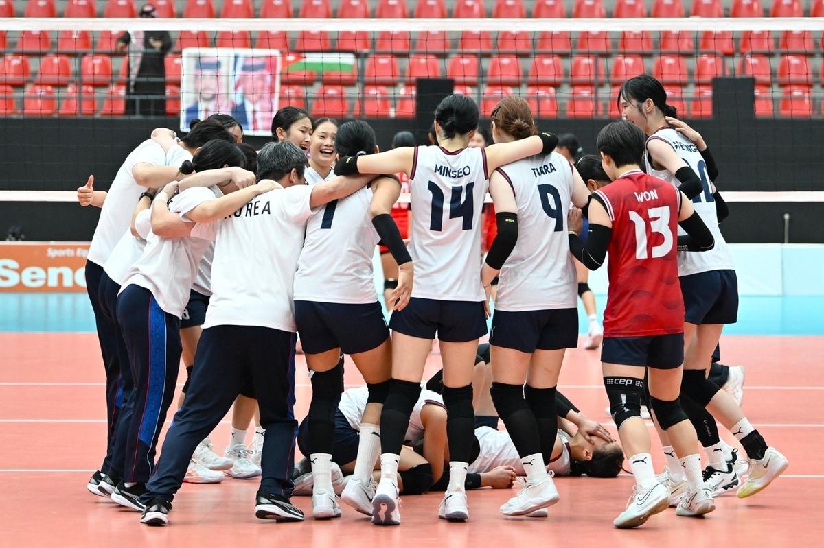 본문 이미지 - U-16 아시아배구선수권에서 우승한 여자 대표팀 선수들이 기뻐하고 있다. &#40;아시아배구연맹 SNS 캡처&#41;