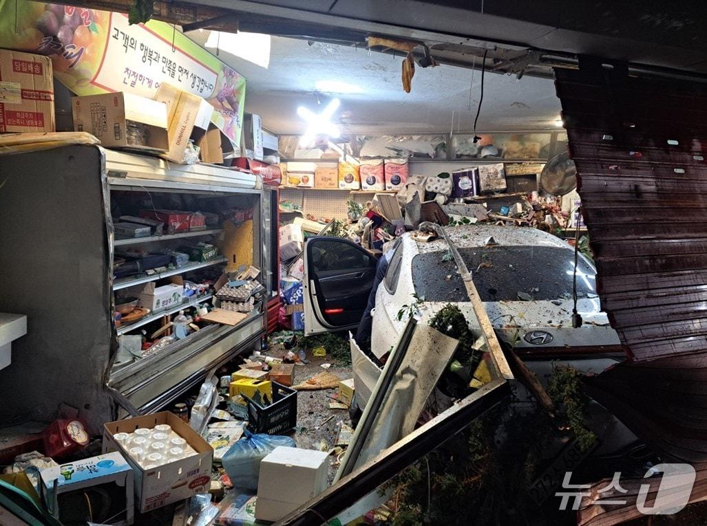 본문 이미지 - 9일 오전 0시 10분쯤 안동시 신안동에서 음주운전 차량이 마트 내부로 돌진했다.(경북소방본부 제공. 재판매 및 DB금지)/뉴스1