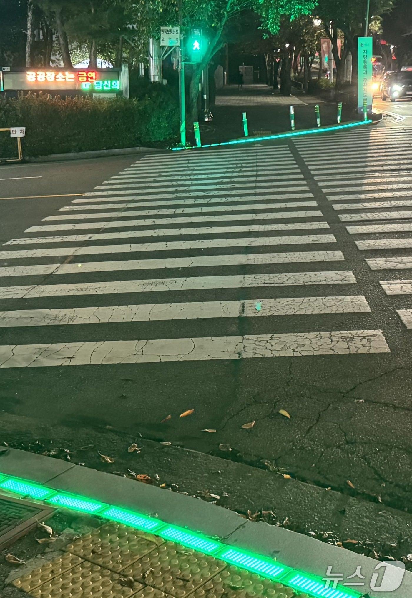 본문 이미지 - 바닥신호등 자료사진.&#40;경기도 제공. 재판매 및 DB금지&#41;