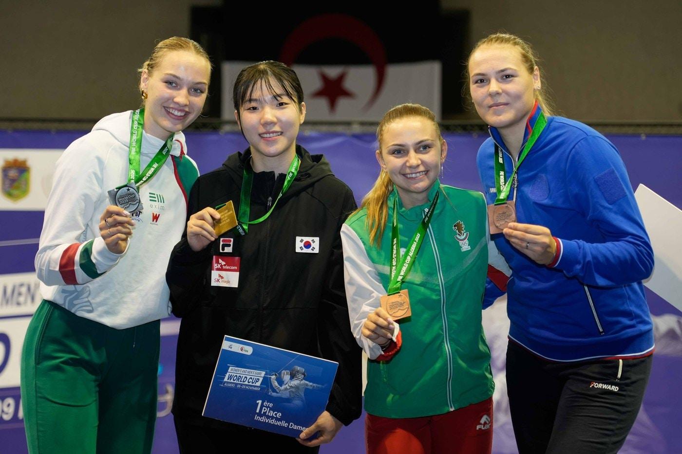 펜싱 여자 사브르 대표팀 전하영&#40;왼쪽에서 2번째&#41;이 9일&#40;한국시간&#41; 열린 알제리 월드컵에서 금메달을 차지한 뒤 메달을 목에 걸고 기념 촬영을 하고 있다. &#40;대한펜싱협회 제공&#41;