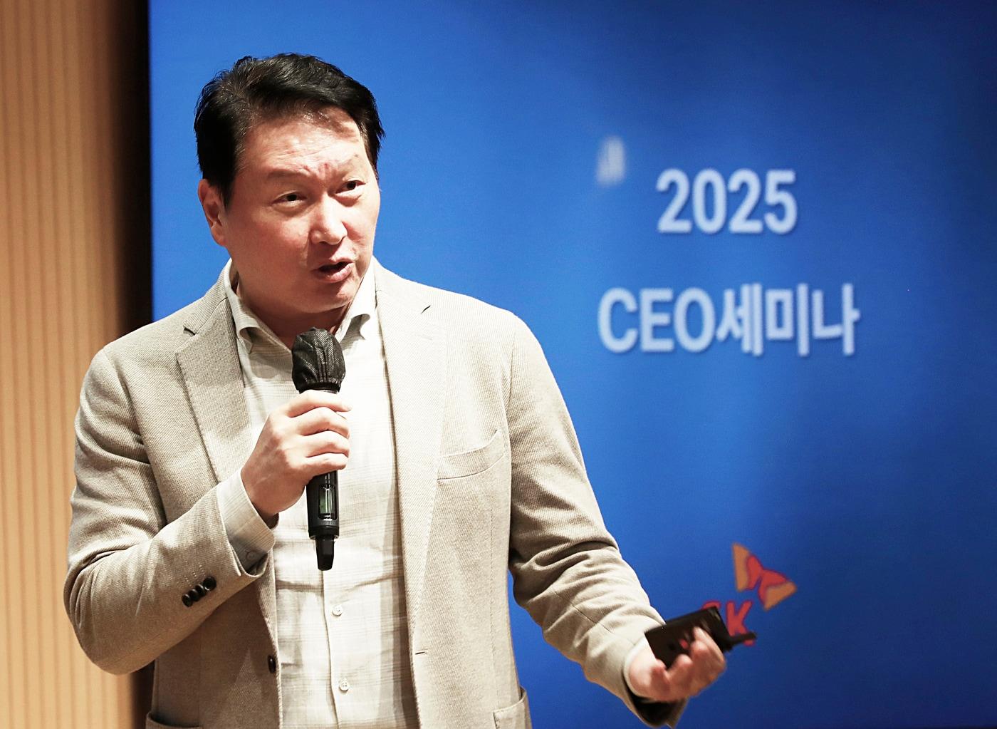 본문 이미지 - 최태원 SK회장이 지난 6일부터 8일까지 경기도 이천 SKMS연구소에서 열린 &#39;2025 SK그룹 CEO세미나&#39;에서 클로징 멘트를 하고 있다&#40;SK 제공&#41;. ⓒ 뉴스1