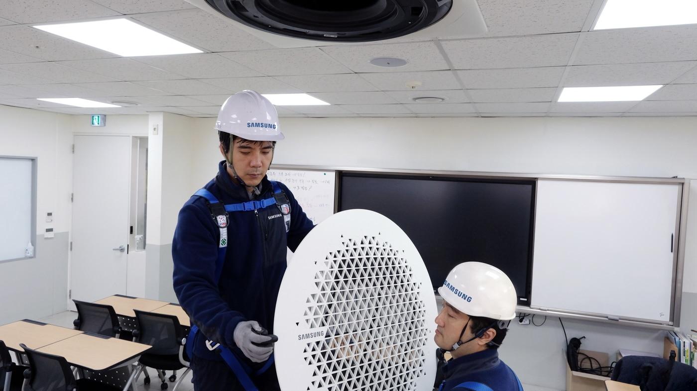 삼성전자서비스 엔지니어가 수능 고사장에서 삼성전자 시스템에어컨 사전 점검을 진행하고 있다&#40;삼성전자서비스 제공&#41;. ⓒ 뉴스1