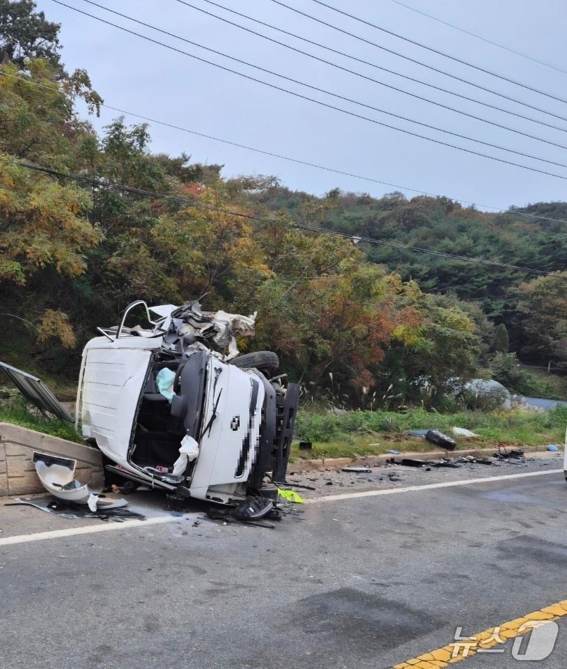 본문 이미지 - 태안 안면읍 승언리 교통사고 현장. (태안소방서 제공, 재판매 및 DB금지) / 뉴스1 