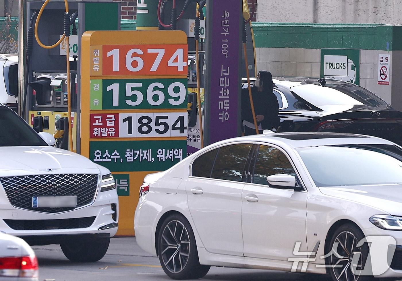 서울 시내의 한 주유소에 유가정보가 게시돼 있다.  2025.11.9/뉴스1 ⓒ News1 구윤성 기자