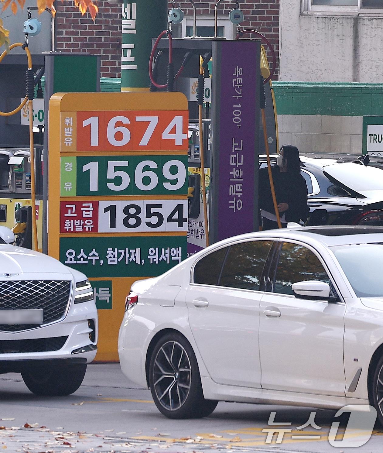 본문 이미지 - 전국 주유소 휘발유 가격이 2주 연속 상승세를 보인 가운데 9일 서울 시내의 한 주유소에 유가정보가 게시돼 있다. 지 2025.11.9/뉴스1 ⓒ News1 구윤성 기자