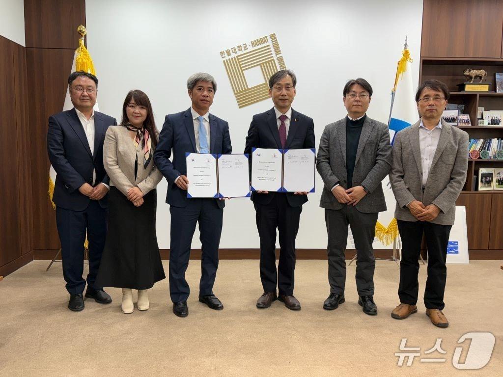 본문 이미지 - 왼쪽부터 UEF 김두원 한국국제교류담당 교수, Pham Thi Thuy Linh 한국어학과 교수, Nguyen Thanh Giang 총장, 국립한밭대학교 오용준 총장, 황경호 기획처장, 윤성재 산중교수&#40;한밭대 제공.재판매 및 DB금지&#41;/뉴스1