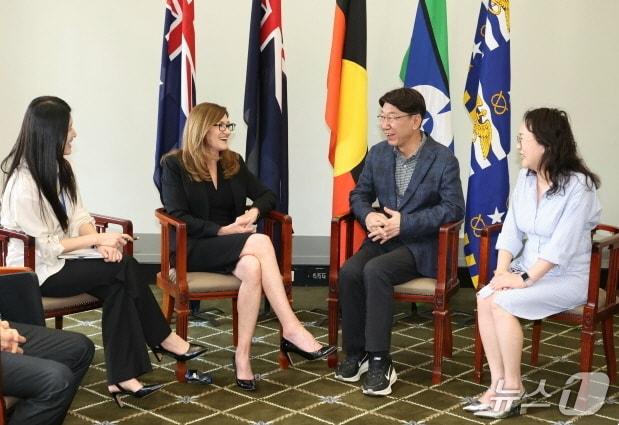 본문 이미지 - 우범기 시장이 지난 6일&#40;현지기간&#41;에 호주 브리즈번 시청을 방문해 샌디 랜더스 브리즈번시의장과 면담하고, 대규모 스포츠 이벤트 준비와 시민 참여 과정에 대한 설명을 청취했다.&#40;전주시 제공, 재판매 및 DB 금&#41;/뉴스1