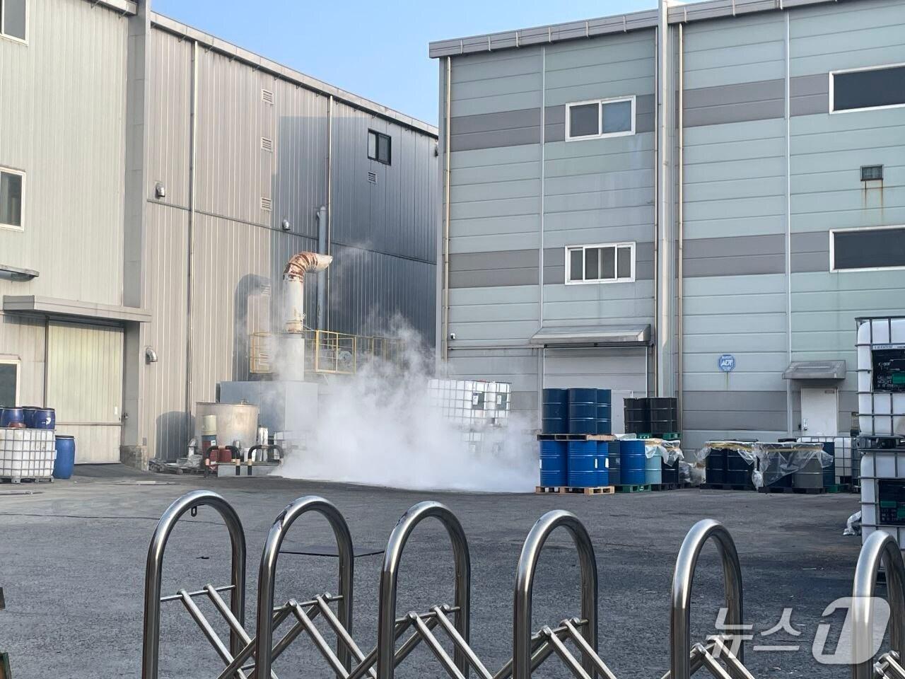 본문 이미지 - 황화수소 누출 현장. &#40;경기도소방재난본부 제공. 재판매 및 DB 금지&#41; 2025.11.9/뉴스1