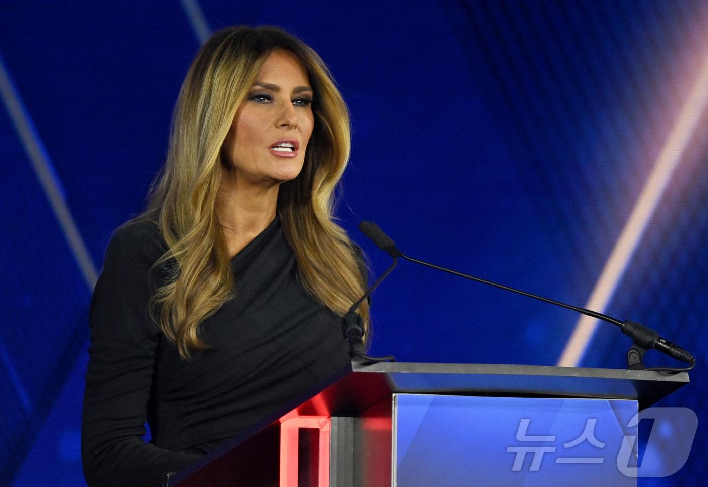 멜라니아 트럼프 여사가 6일&#40;현지시간&#41; 뉴욕 틸레스 공연예술센터에서 열린 시상식에 참석해 올해의 애국자 상을 받은 뒤 연설을 하고 있다. ⓒ 로이터=뉴스1