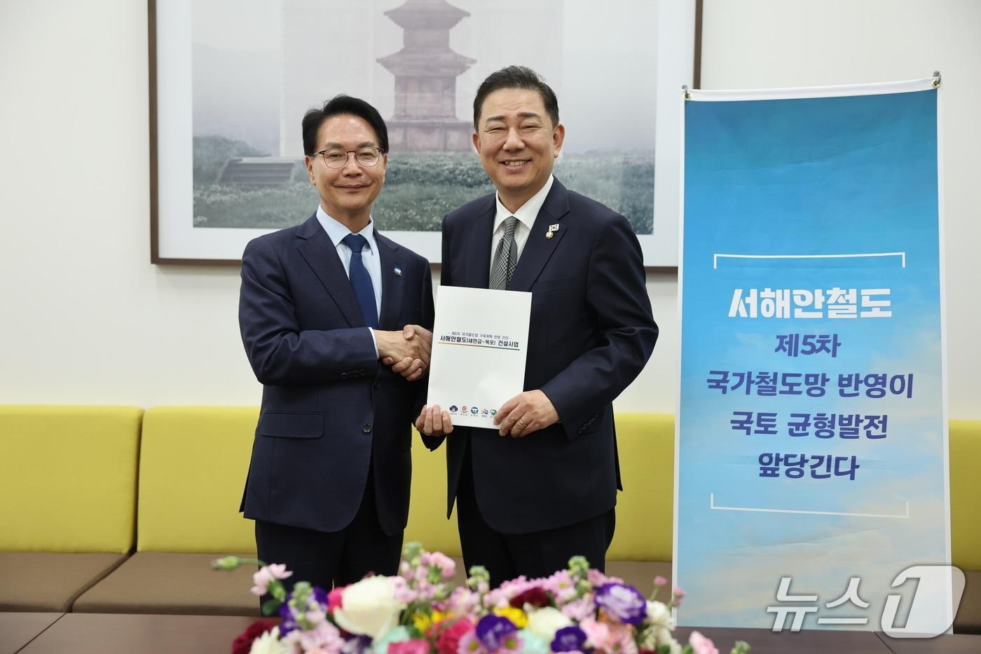 심덕섭 전북 고창군수가 김병기 더불어민주당 원내대표를 만나 현안 지원을 요청했다.&#40;고창군제공, 재판매 및 DB금지&#41;2025.11.9/뉴스1