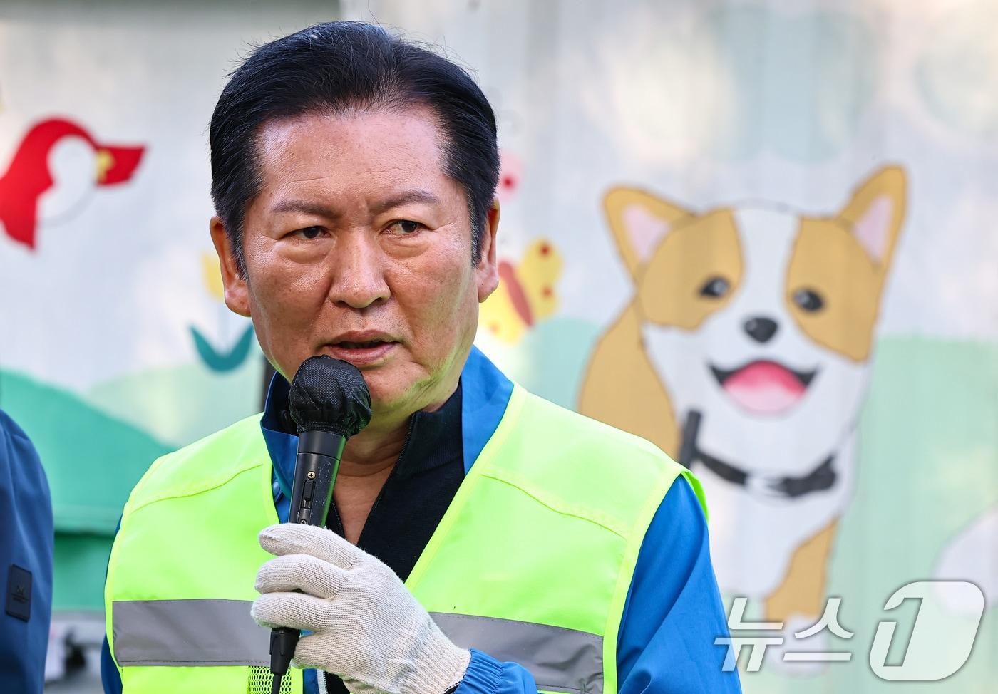 정청래 더불어민주당 대표가 9일 용인시 처인구의 한 유기견 보호소를 봉사활동차 방문해 인사말을 하고 있다. 2025.11.9/뉴스1 ⓒ News1 김도우 기자