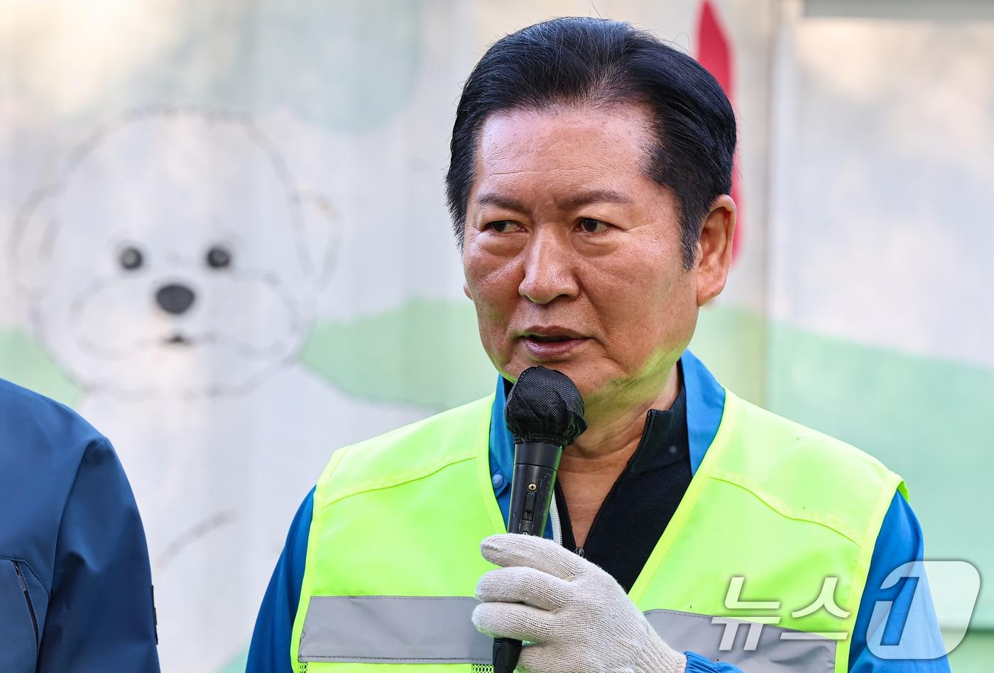 정청래 더불어민주당 대표가 9일 용인시 처인구의 한 유기견 보호소를 봉사활동차 방문해 인사말을 하고 있다. 2025.11.9/뉴스1 ⓒ News1 김도우 기자