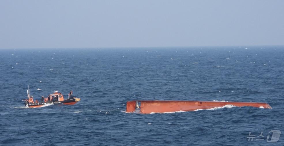 본문 이미지 - 9일 오전 6시 50분쯤 전남 신안군 가거도에서 81킬로미터 떨어진 공해상에서 98톤급 중국어선이 전복돼 해경이 구조작업을 펼치고 있다. &#40;목포해경 제공. 재배포 및 DB 금지&#41; 2025.11.9/뉴스1