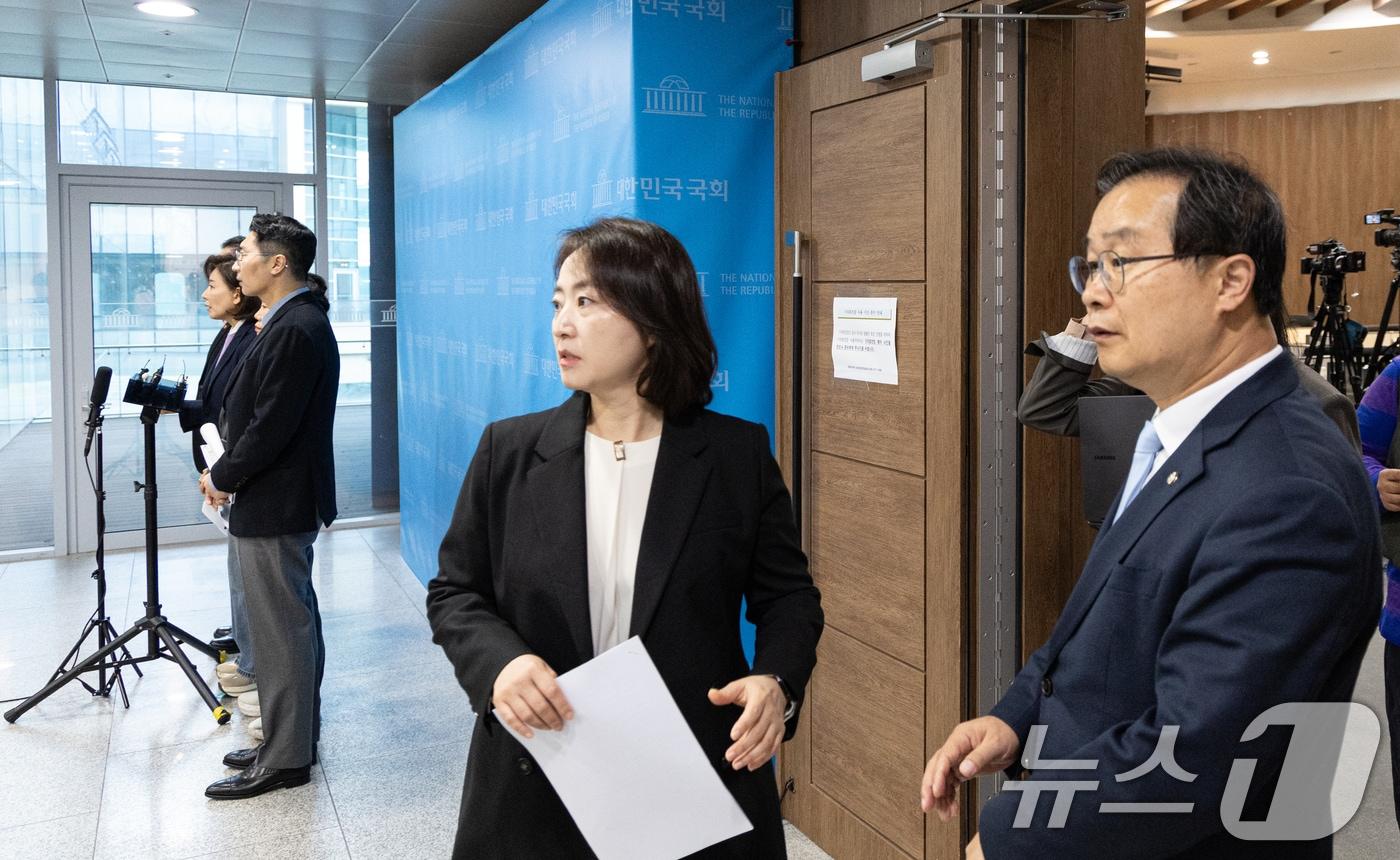 나경원 국민의힘 의원을 비롯한 법제사법위원들이 9일 서울 여의도 국회 소통관에서 대장동 사건 항소 포기 관련 현안 기자회견을 마치고 백브리핑을 하는 가운데 더불어민주당 정치검찰 조작기소대응특위 이건태 부위원장과 이주희 의원이 대장동 사건 관련 기자회견을 준비하고 있다. 2025.11.9/뉴스1 ⓒ News1 이승배 기자