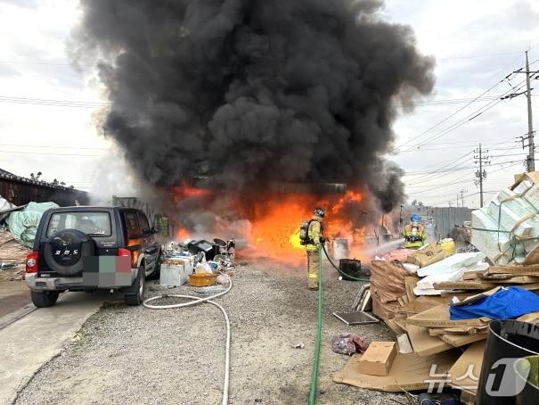본문 이미지 - 지난 8일 전날 오전 7시 59분께 전주시 덕진구 전미동의 한 고물상에서 불이 났다.&#40;전북소방본부 제공, 재판매 및 DB 금지&#41;/뉴스1