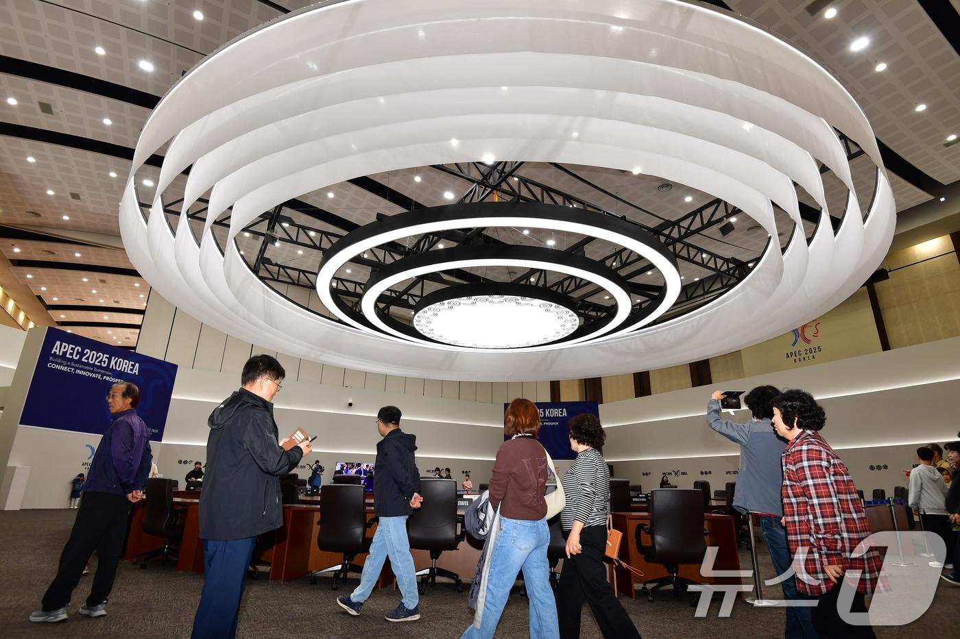 9일 경북 경주시 화백컨벤션센터에서 열린 &#39;APEC 2025 정상회의 일반인 공개행사에 참석한 시민들과 관광객들이 회의장을 둘러보고 있다. 경주시는 7일부터 9일까지 사전 신청을 받은 시민과 관광객들을 대상으로 정상회의장을 공개했다. 2025.11.9/뉴스1 ⓒ News1 최창호 기자