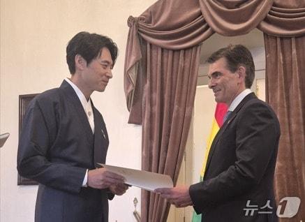 본문 이미지 - 8일&#40;현지시간&#41; 이재명 대통령 특사로 파견된 한준호 더불어민주당 의원과 로드리고 파스 볼리비아 신임 대통령이 취임식에서 인사를 나누고 있다. &#40;외교부 제공&#41;