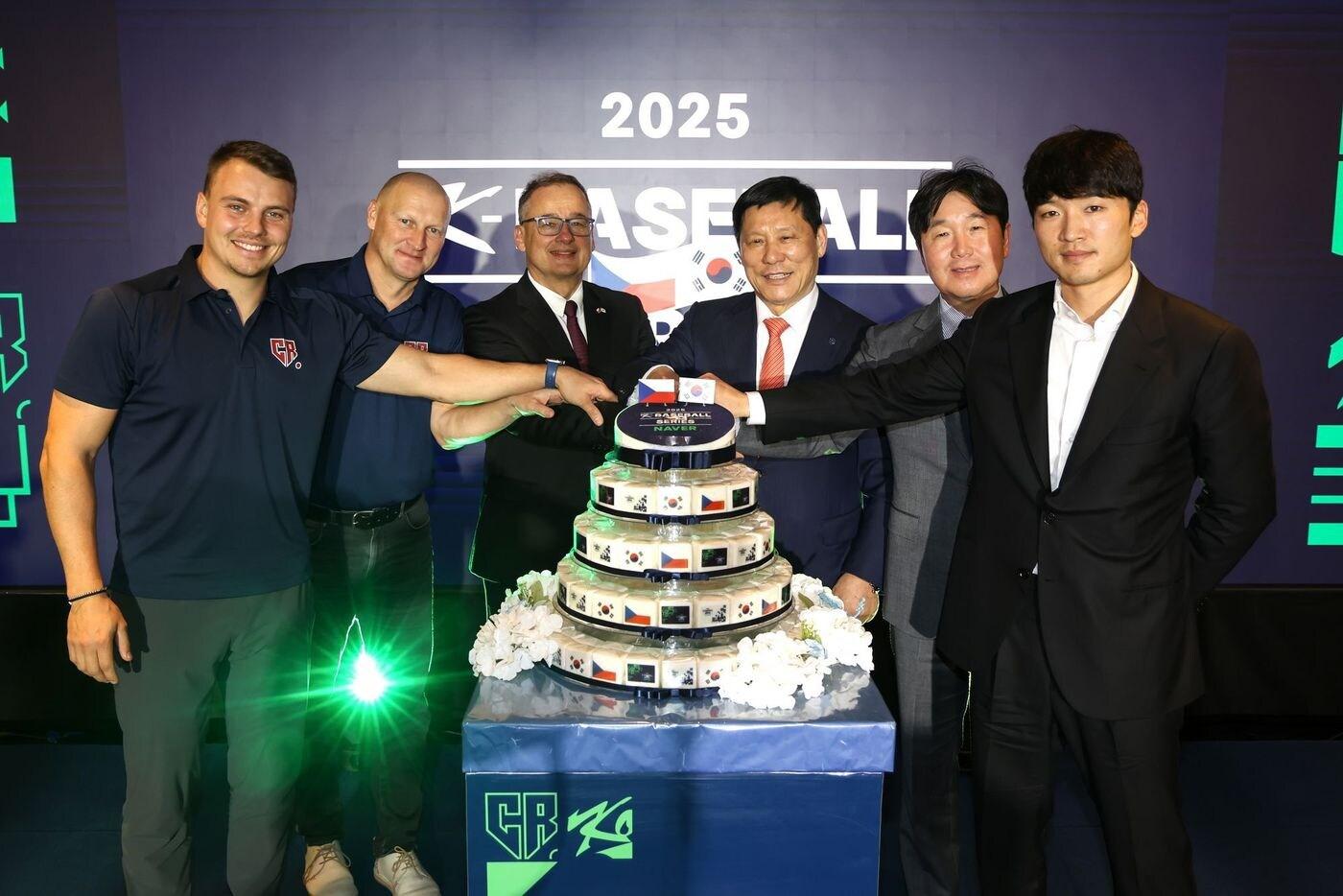 피터 디트리치 체코야구협회장&#40;왼쪽에서 세 번째&#41;. &#40;KBO 제공&#41;