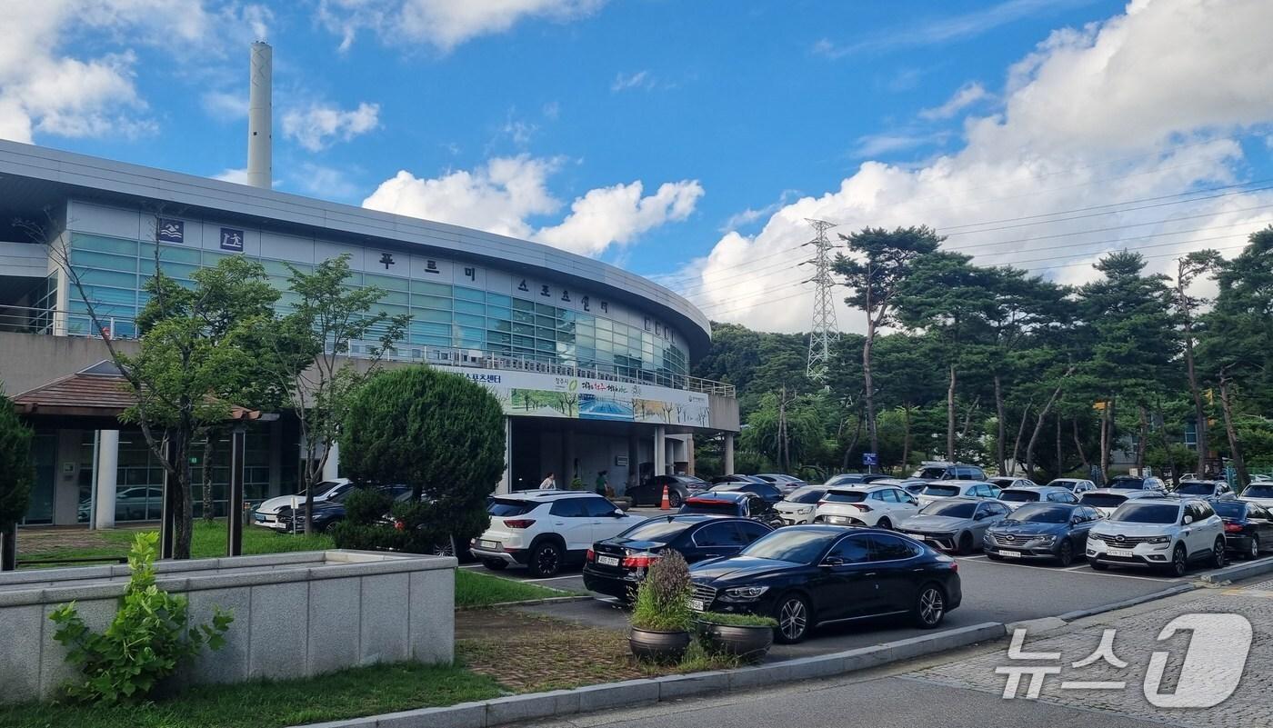 청주 푸르미스포츠센터 주차장./뉴스1