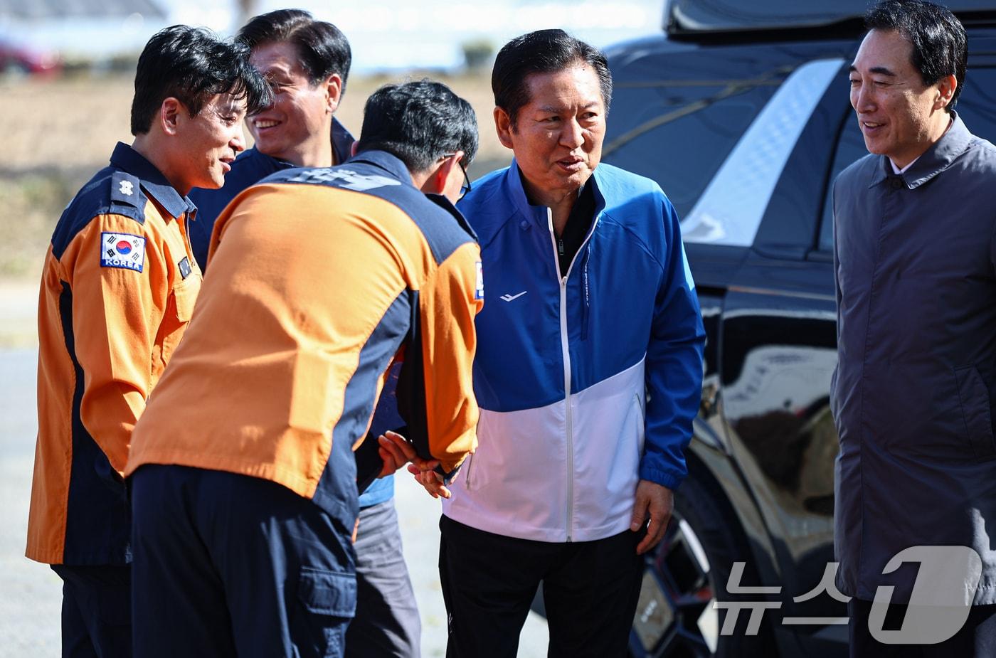 정청래 더불어민주당 대표가 9일 용인소방서 백암119안전센터를 방문해 소방대원들과 인사를 나누고 있다. 2025.11.9/뉴스1 ⓒ News1 김도우 기자