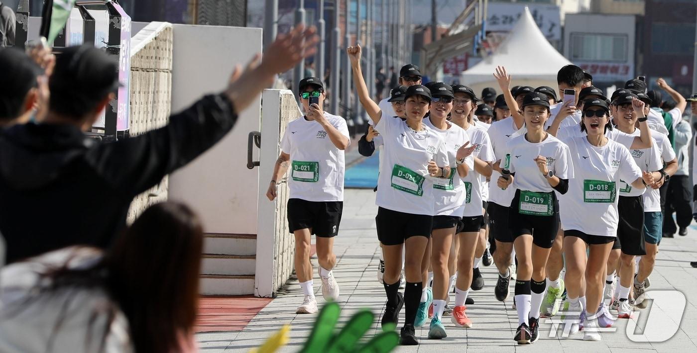  '히어로 앤 제로, 제주 드림런' 참가자들이 9일 오후 제주 탑동광장을 달리고 있다/뉴스1