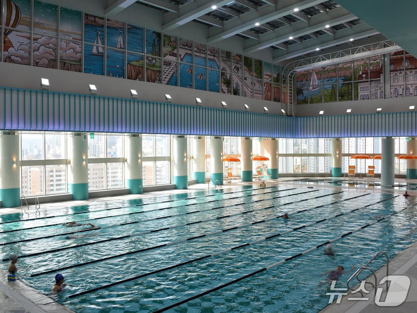 본문 이미지 - 새단장한 롯데백화점 동래점 스포츠센터 수영장 전경.&#40;롯데백화점 동래점 제공. 재판매 및 DB 금지&#41;