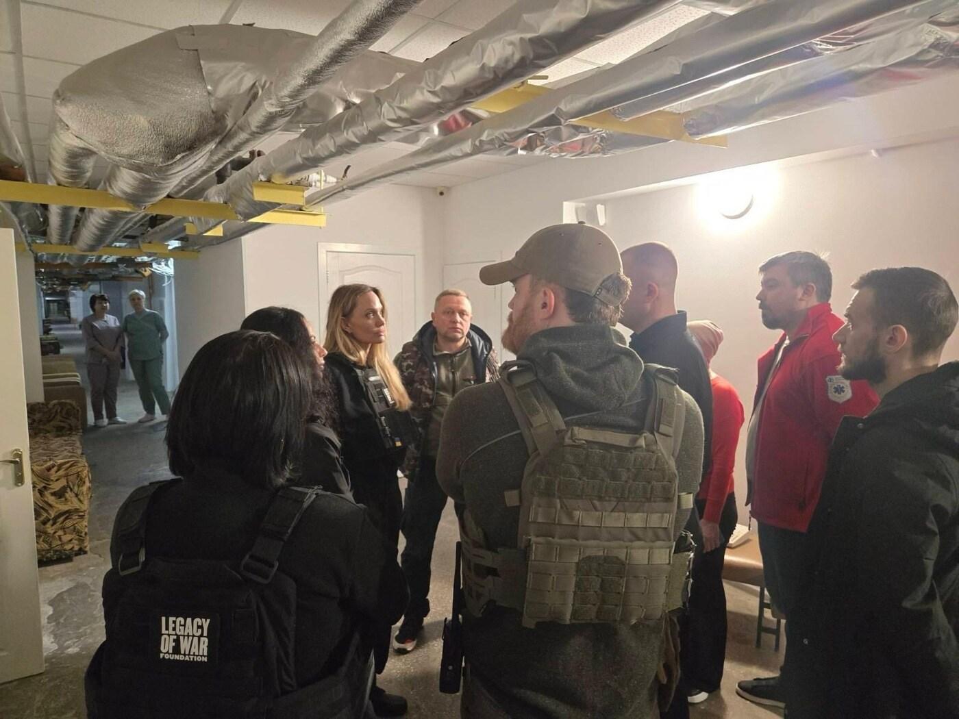 본문 이미지 - 우크라이나 헤르손을 방문한 미국 영화배우 앤젤리나 졸리. &#40;출처=전쟁유산재단 홈페이&#41;