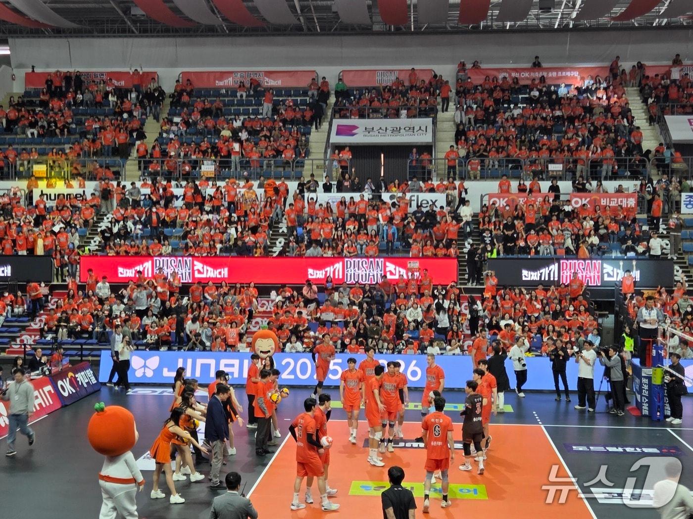 본문 이미지 - 경기장을 가득 매운 OK저축은행 홈 팬들 ⓒ News1 안영준 기자