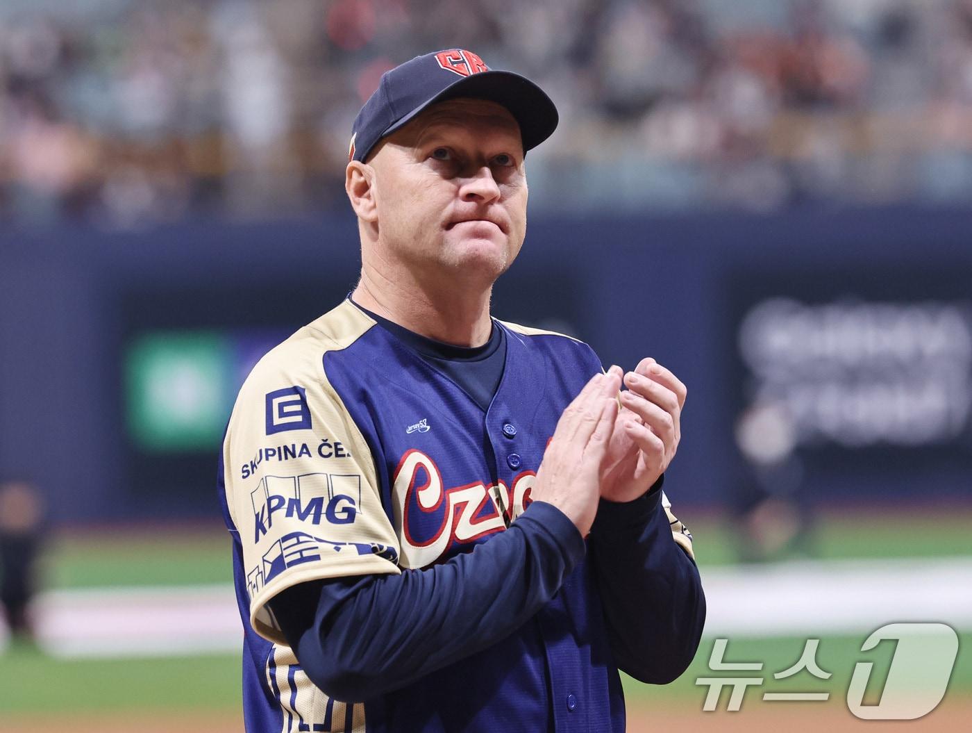 본문 이미지 - 9일 오후 서울 구로구 고척스카이돔에서 열린 2026 WBC 대비 평가전 &#39;2025 네이버 K-베이스볼 시리즈&#40;K-BASEBALL SERIES&#41;&#39; 체코와의 2차전 경기. 파벨 하딤 체코 대표팀 감독이 관중석을 보며 손뼉치고 있다. 2025.11.9/뉴스1 ⓒ News1 구윤성 기자