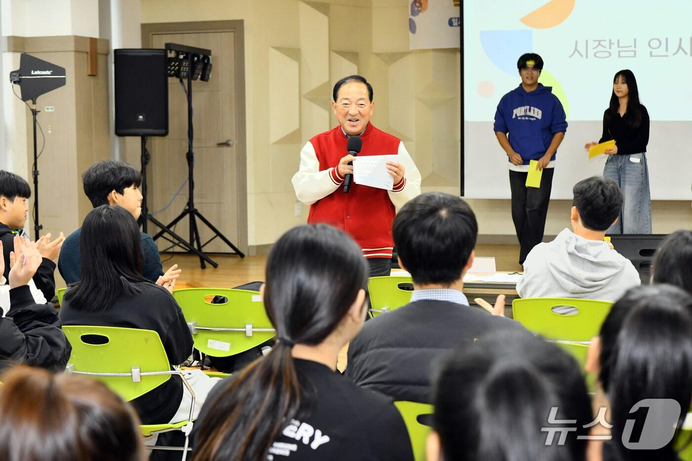 지난 8일 강원 속초 아동·청소년문화의집에서 열린 &#39;2025 청소년 정책 토크콘서트-속닥속닥 고민상담소&#39;에서 이병선 속초시장과 청소년들이 질문과 제안을 주고받고 있다. &#40;속초시 제공, 재판매 및 DB 금지&#41;
