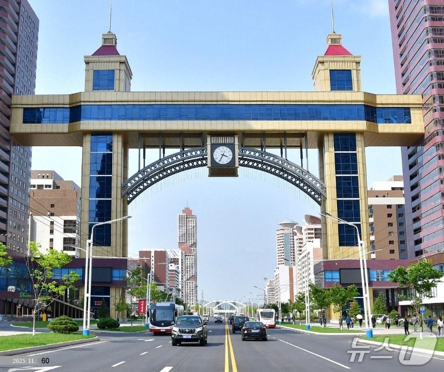 본문 이미지 - 북한의 대외 선전용 월간 화보집 조선 2025년 11호는 10일 &#39;흥성이는 화성금강관&#39;이라는 제목의 기사를 통해 해당 식당의 내부 공간과 서비스를 소개했다.&#40;조선 11월호 갈무리&#41;.