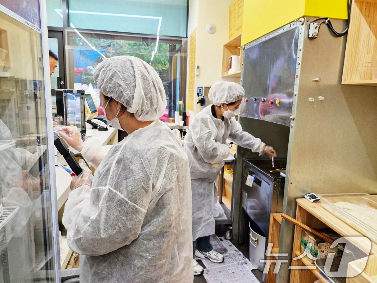 본문 이미지 - 광주시가 다소비 식품의 안전관리를 강화하고자 배달음식점과 공유주방 운영업 등을 대상으로 위생점검을 실시하고 있다.&#40;광주시 제공. 재판매 및 DB 금지&#41; 