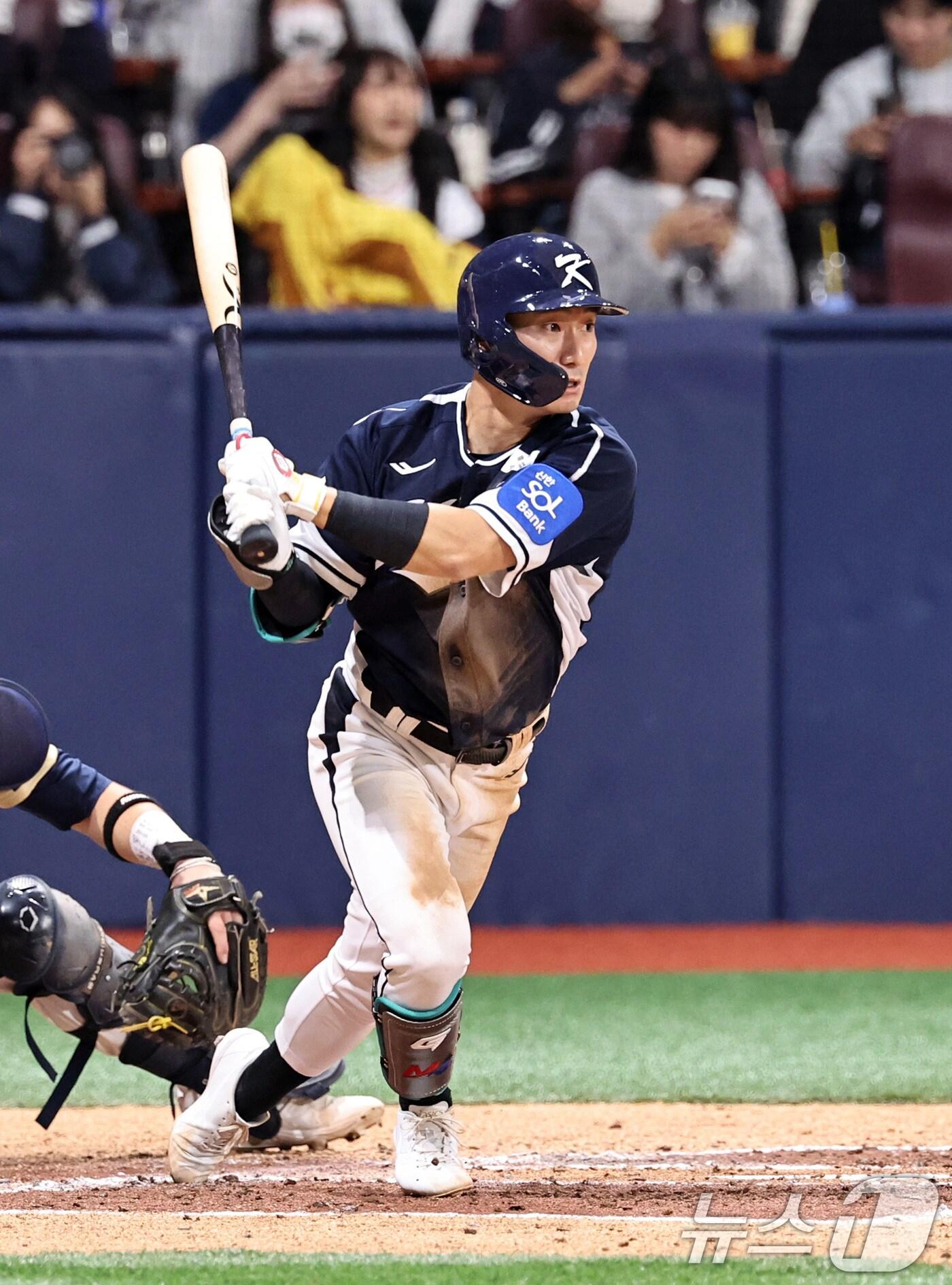 본문 이미지 - 9일 오후 서울 구로구 고척스카이돔에서 열린 2026 WBC 대비 평가전 '2025 네이버 K-베이스볼 시리즈(K-BASEBALL SERIES)' 체코와의 2차전 경기. 4회초 대한민국 공격 2사 1,3루 신민재가 1타점 적시타를 때리고 있다. 2025.11.9/뉴스1 ⓒ News1 구윤성 기자