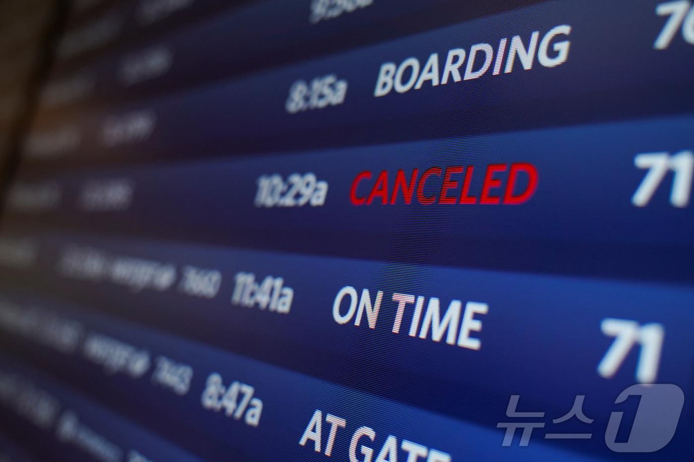 7일&#40;현지시간&#41; 미국 연방정부 폐쇄&#40;셧다운&#41; 여파로 연방항공청&#40;FAA&#41;이 전국의 가장 혼잡한 40개 공항에서 항공편 운항을 4% 축소한 가운데 뉴욕 라과디아 공항의 항공편 안내 모니터에 한 항공편이 취소된 것으로 표시돼 있다. 2025.11.07 ⓒ 로이터=뉴스1 ⓒ News1 김지완 기자