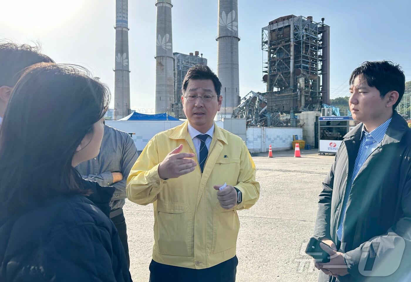 더불어민주당 울산시당 울산화력발전소 보일러 타워 붕괴 사고 수습 태스크포스&#40;TF&#41;팀 단장인 김태선 의원&#40;울산 동구&#41;이 지난 9일 사고 현장에서 취재진의 질문에 답변하고 있다. 2025.11.9/뉴스1 ⓒ News1 조민주 기자