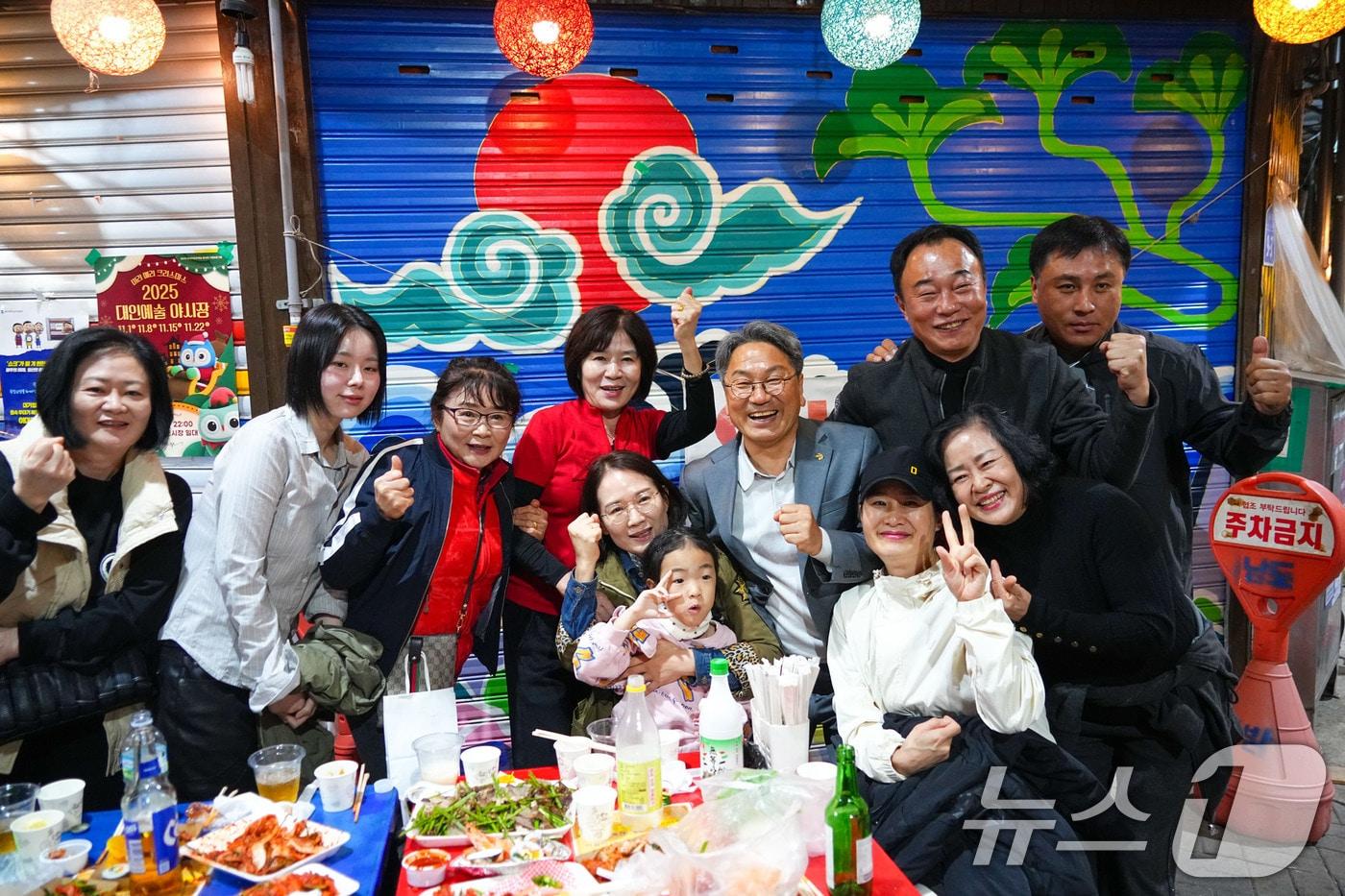 강기정 광주시장이 지난 8일 오후 동구 대인예술야시장을 방문해 상인들을 격려하고 야시장을 찾은 시민들과 인사를 나누며 기념촬영을 하고 있다.&#40;광주시 제공. 재판매 및 DB 금지&#41; 2025.11.9/뉴스1 